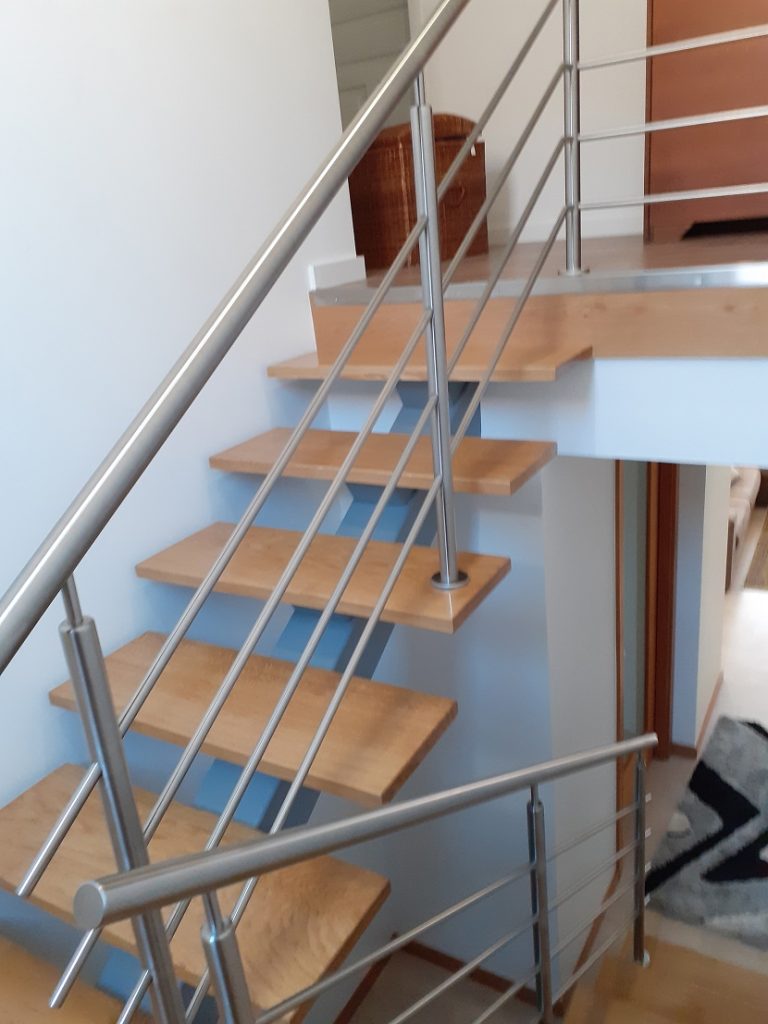 Escada com degrau de madeira