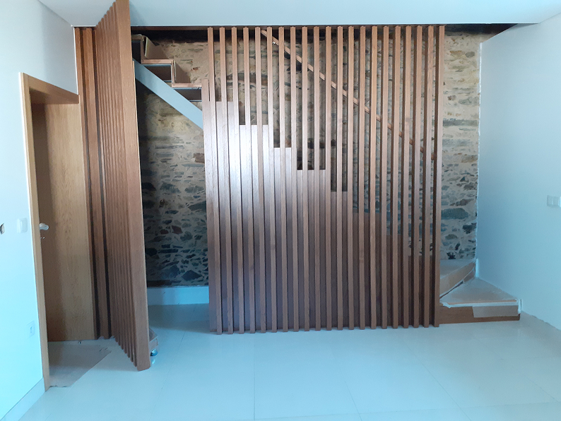 Escadas metalicas com degraus de madaeira e corrimao de madeira