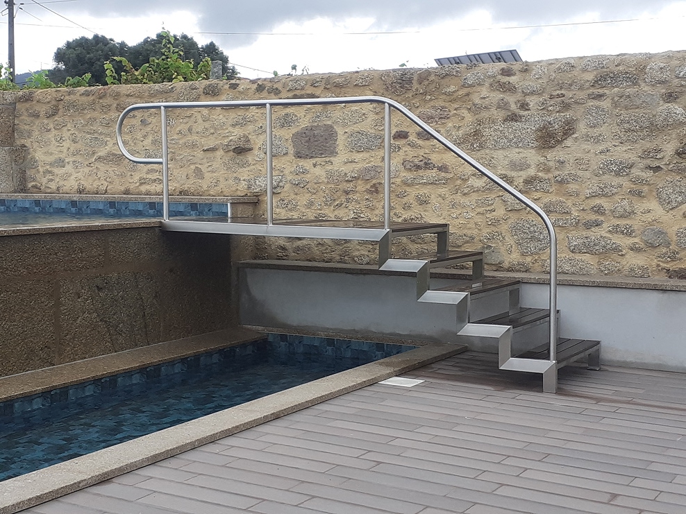 Escadas de metal para piscina