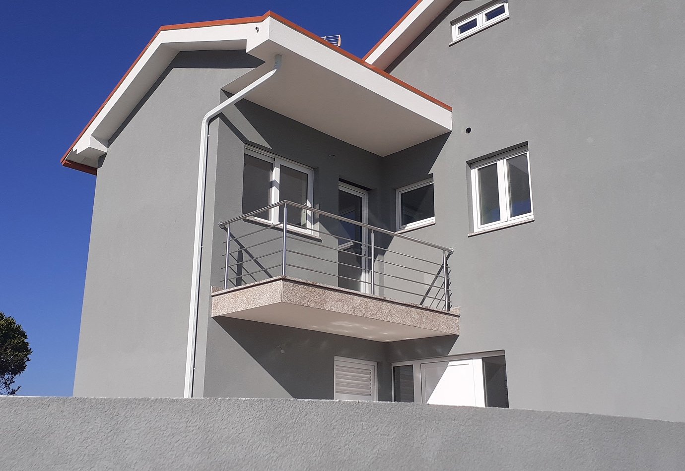 Grades metalicas numa varanda