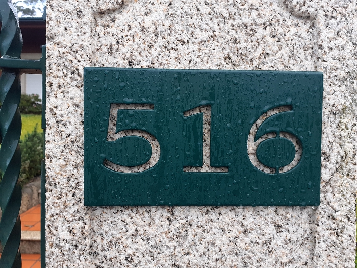 Placa metalica verde de numero de casa