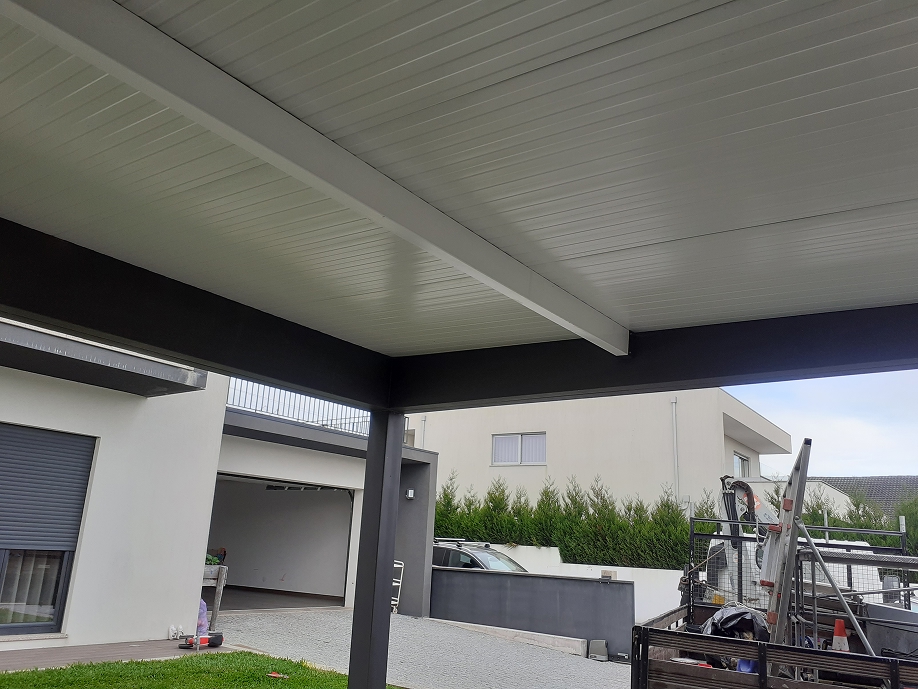 cobertura metalica branca e preta