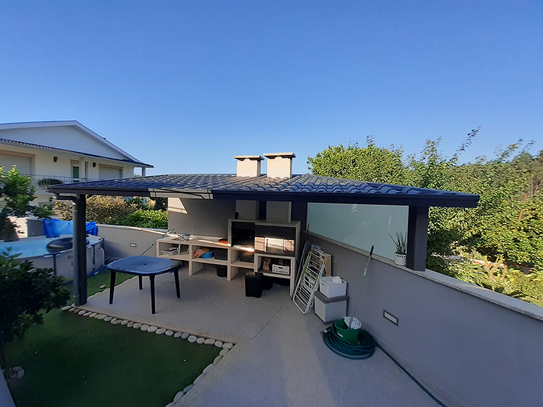 cobertura metalica cinzenta