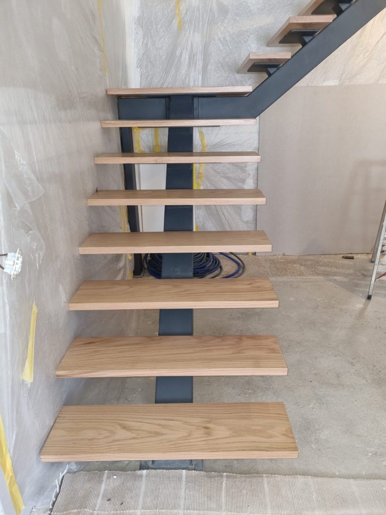 Escada metalica com degraus de madeira