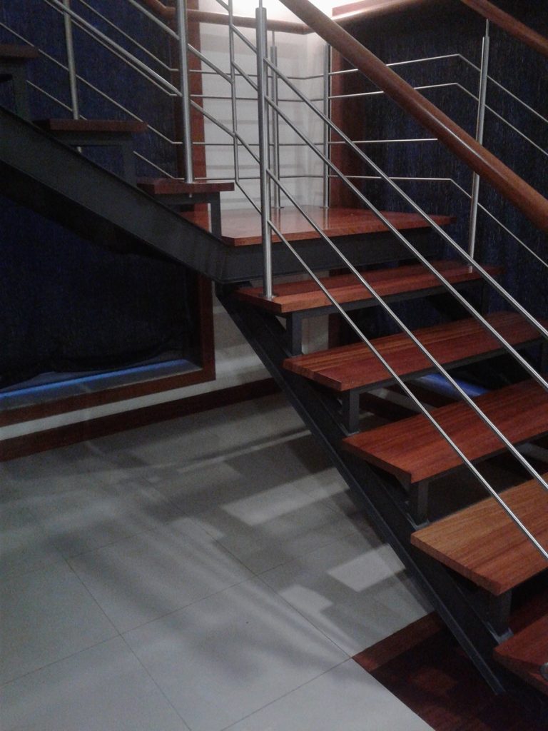 Escadas metalicas com degraus de madeira, e corrimão de inox com madeira