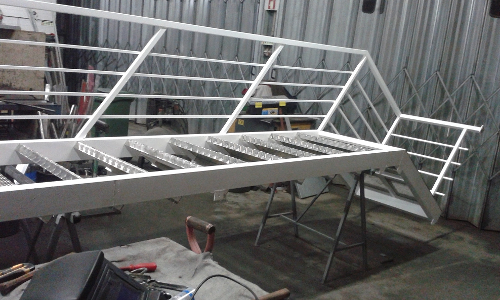 Escada de metal branca