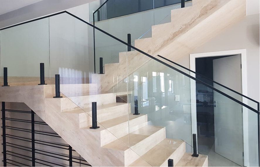 Grade de vidro e metal em escada de madeira