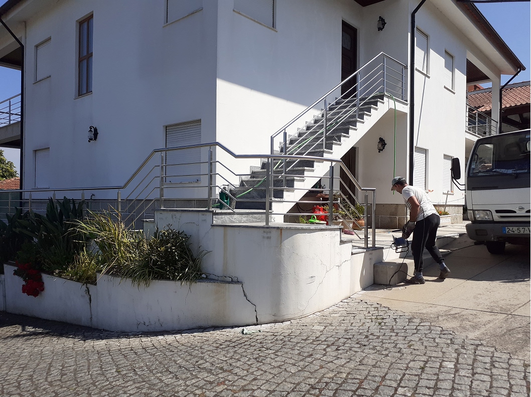 Grades metalicas nas escadas de uma casa