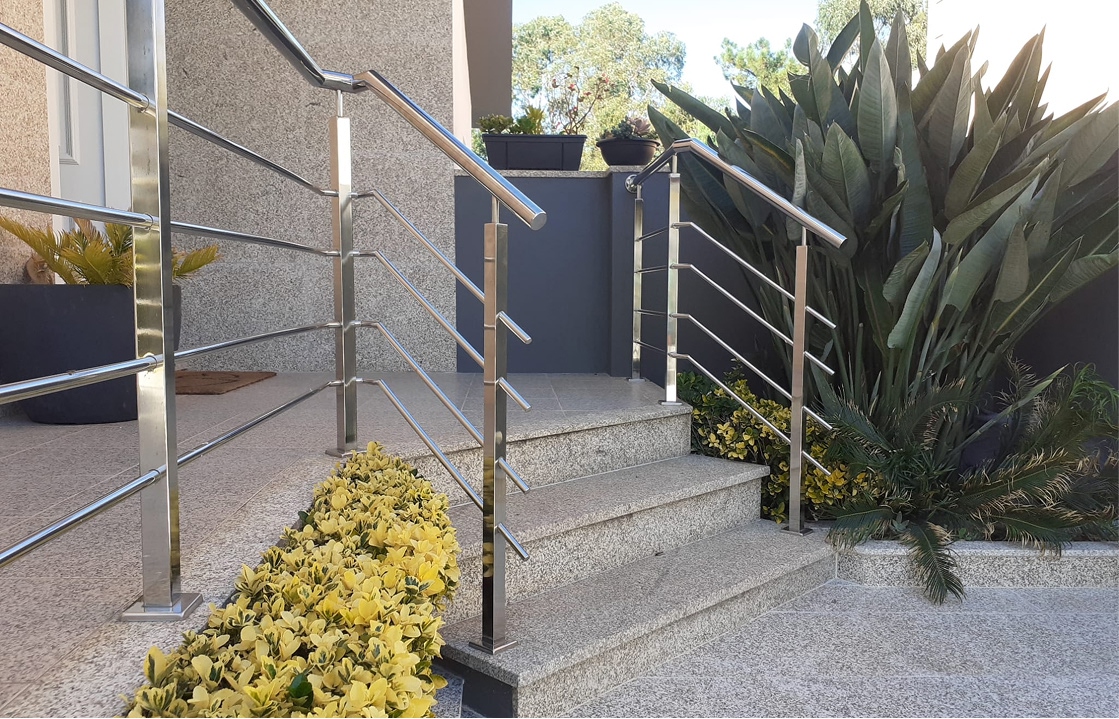 Grade metalica nas escadas de pedra