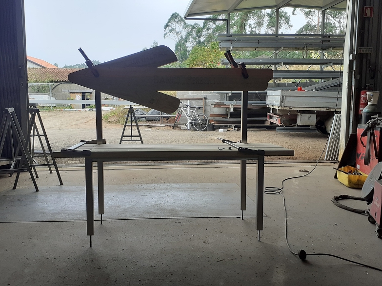 Banco personalizado com enconsto em forma de seta