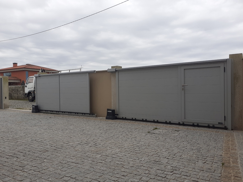 Dois portões metalicos de correr automaticos