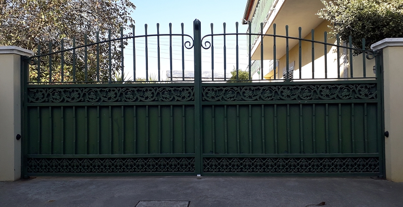 Portão metalico verde de estilo classico