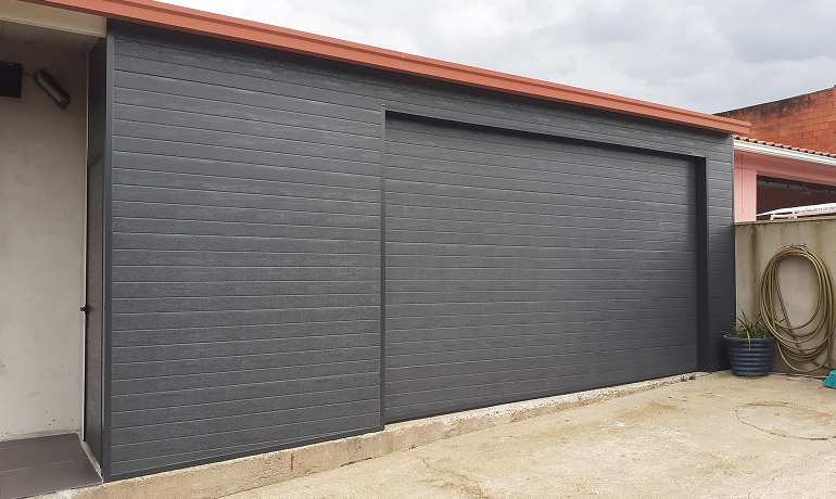 Portão metalico preto