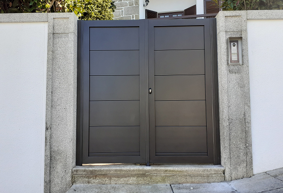 Portão preto metalico