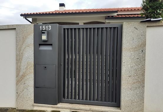 Portão metalico preto com aberturas