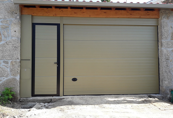 Portão secionado metalico ao lado de porta