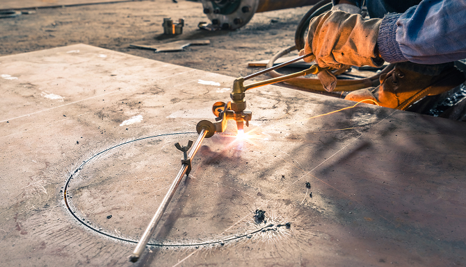 Roda eletrica a fazer trabalhos de serralharia