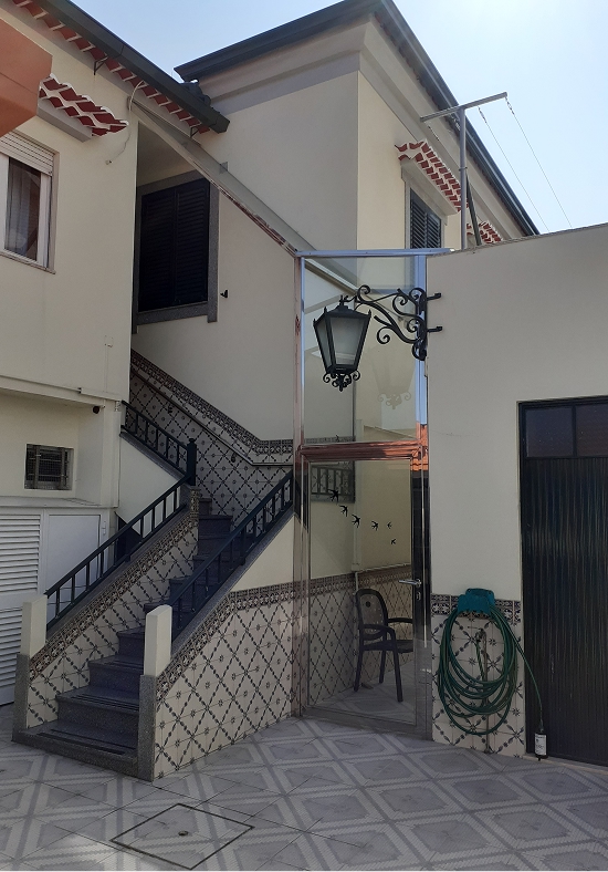 Cobertura de Ferro e Metal com Porta