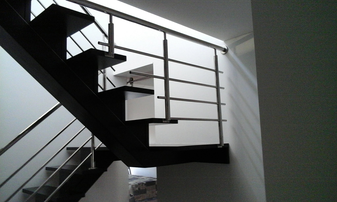 Escada metalica preta com corrimao de metal