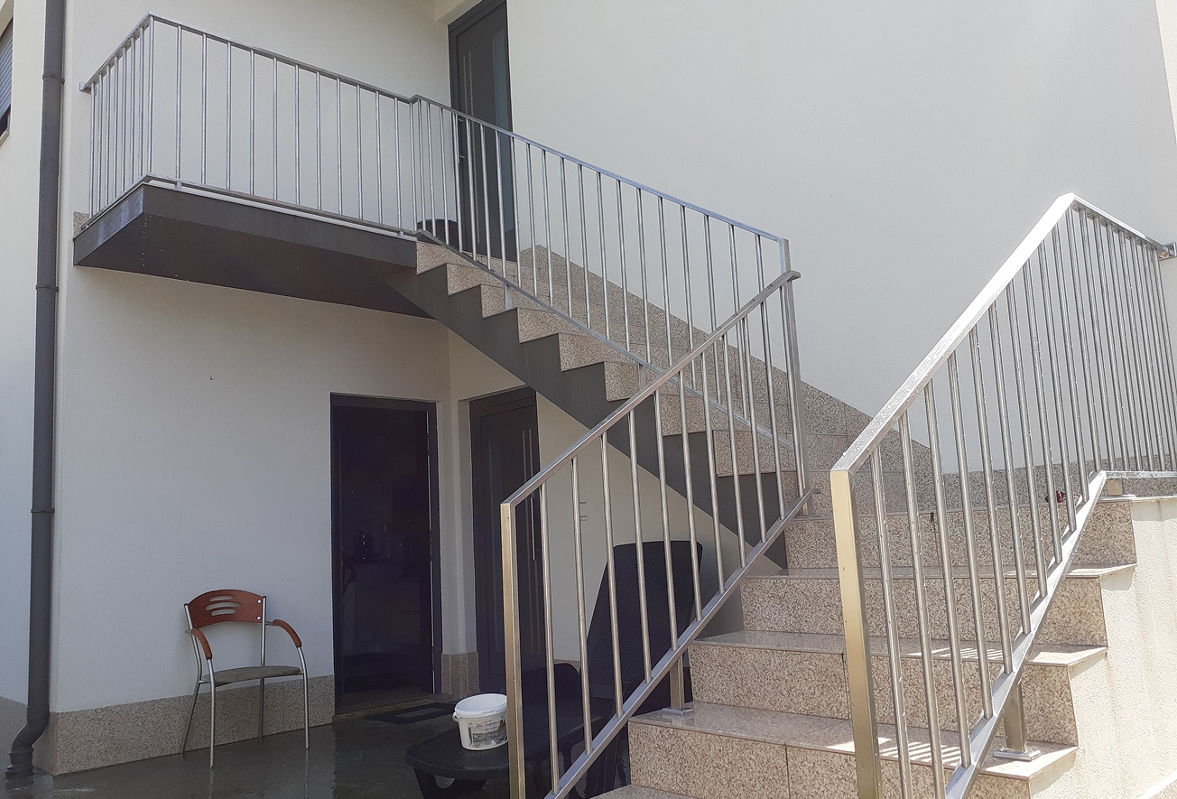 Grade de metal numa escada