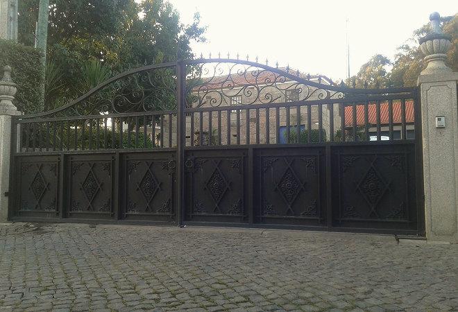 Portão metalico com estilo classico